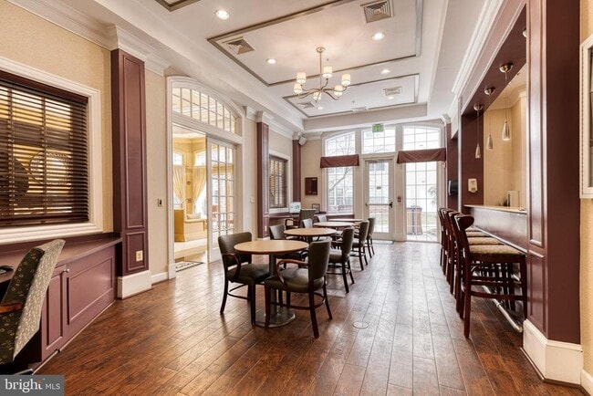 Building Photo - 400 Symphony Cir