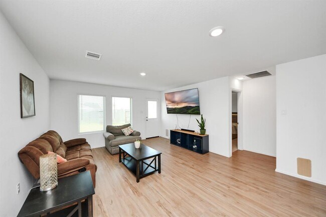 Building Photo - 7319 Clover Chase Dr