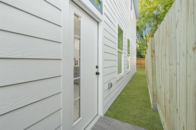 Building Photo - 9316 Waller St