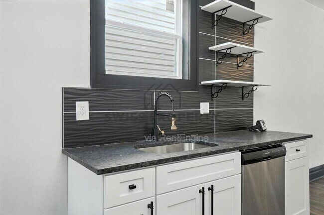 Building Photo - 889 E Livingston Ave