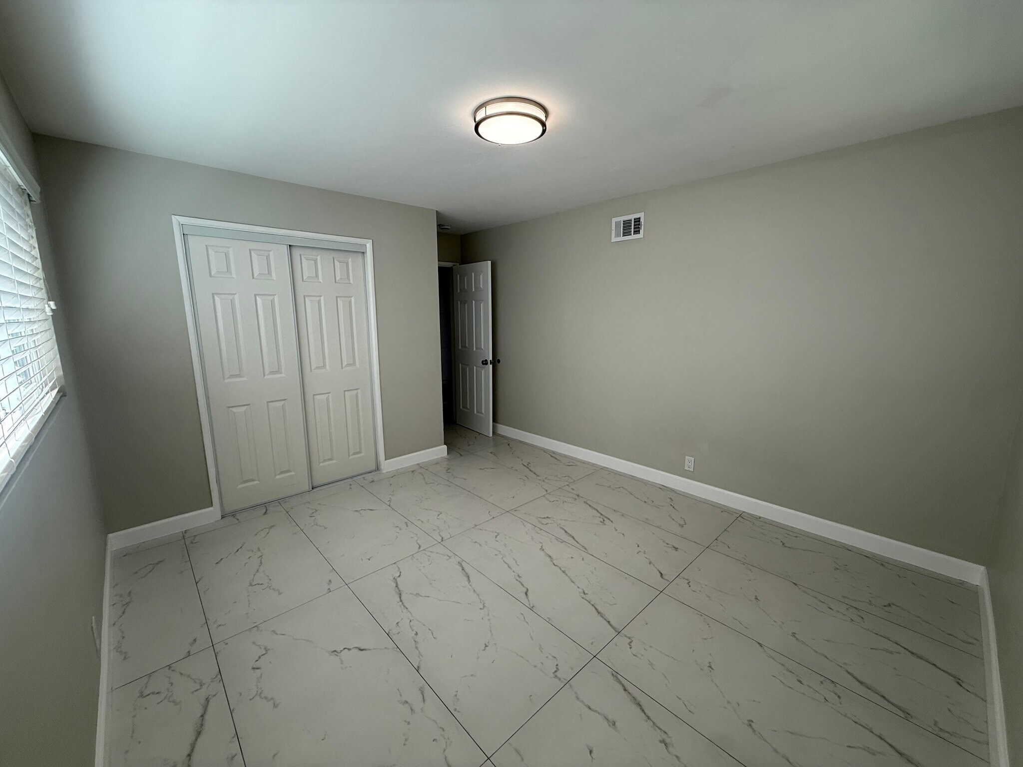 Building Photo - 11092 S Dallas Dr