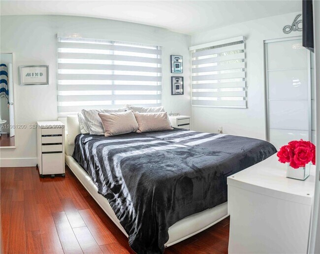 Building Photo - 4957 NW 93rd Doral Pl