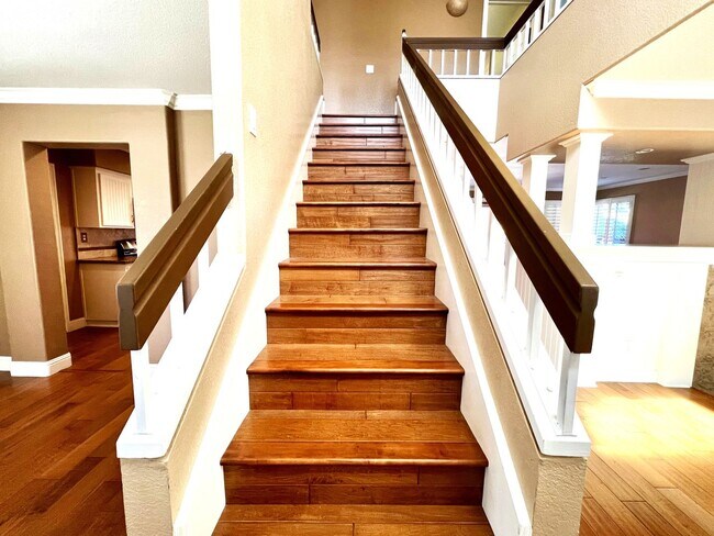 Building Photo - Beautiful 4 Bedroom, 2.5 Bath Single Famil...