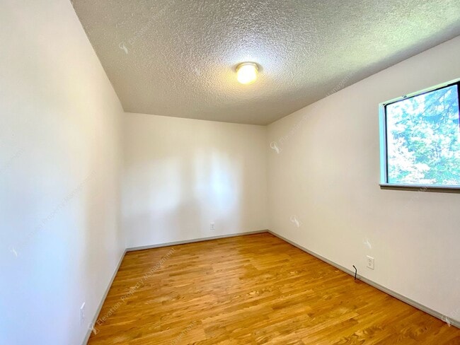 Building Photo - A Rare Find: Expansive NE Bend Home with E...
