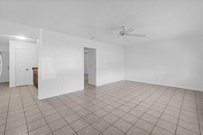 Building Photo - 751 Hummingbird Way