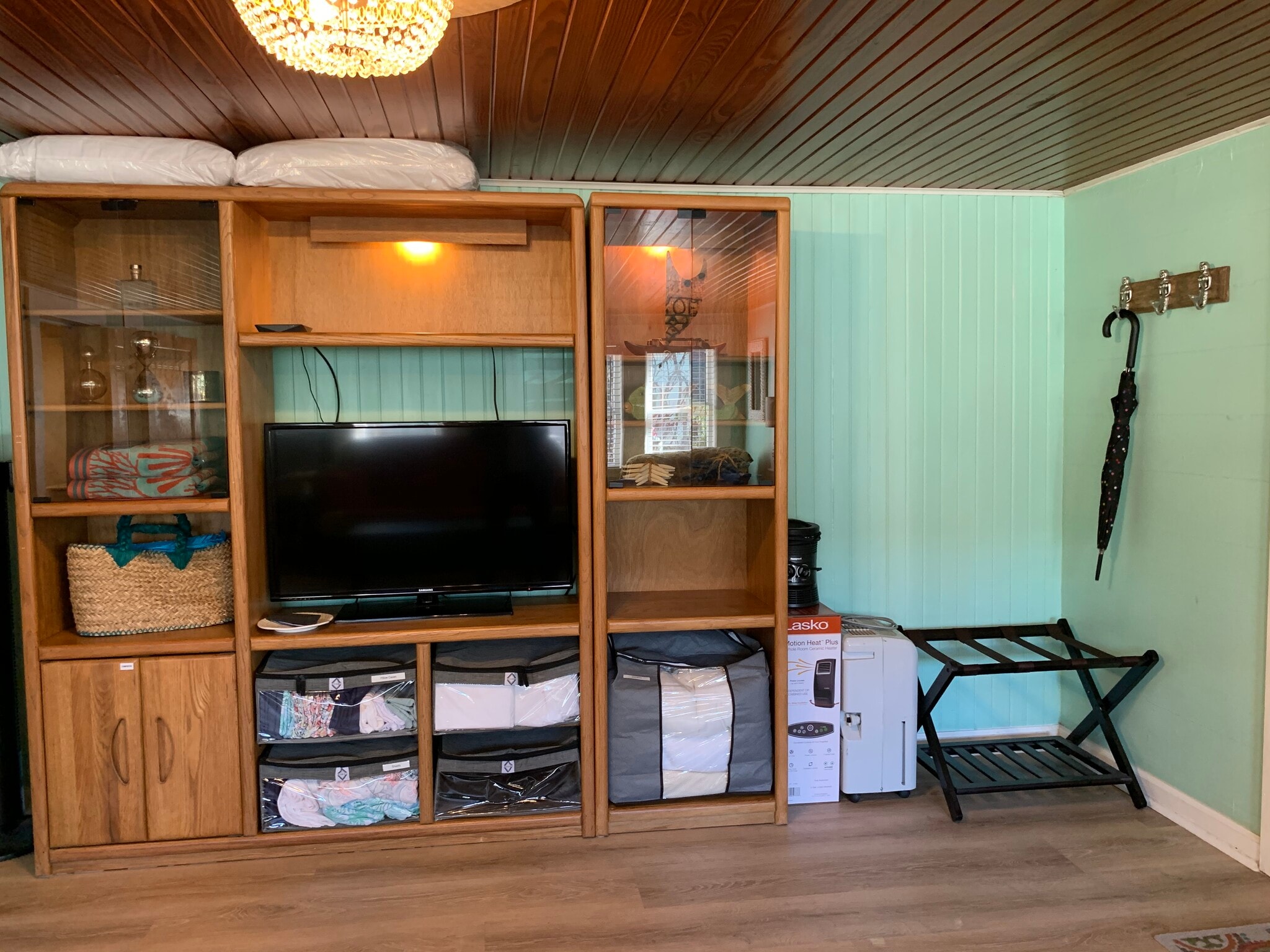 Galveston Beach Bungalow for Rent. Fully Furnished. ALL BILLS INCLUDED IN RENT. Duplex. All linens provided: sheets, blankets, pillow cases, comforter. Lower unit, #B. - 4408 Avenue S 1/2