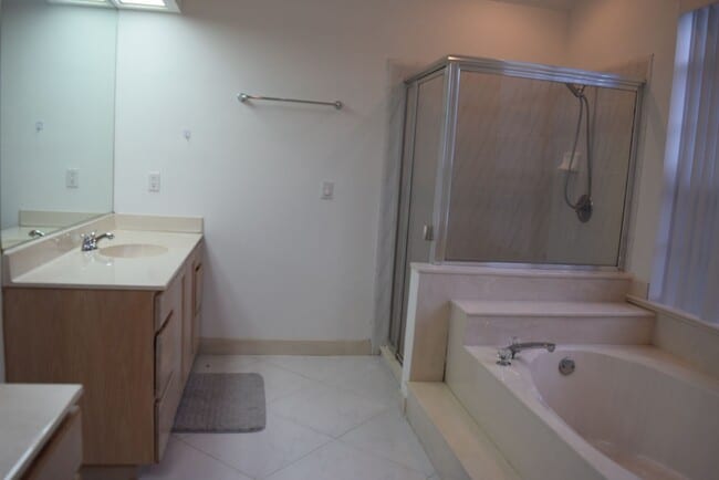 Building Photo - Fully furnished 3 bedroom 3 Bath POOL home in Sandpiper Bay