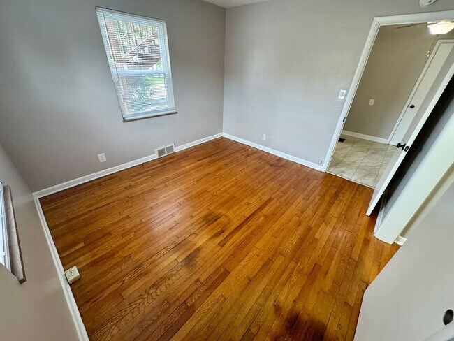 Building Photo - 1 Bedroom ~ Grandview Area