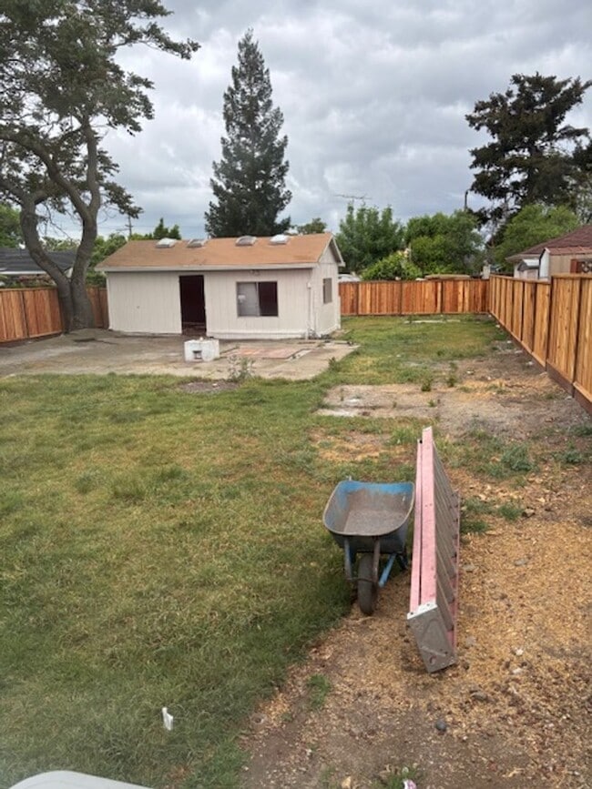 Building Photo - Charming House Close to Downtown