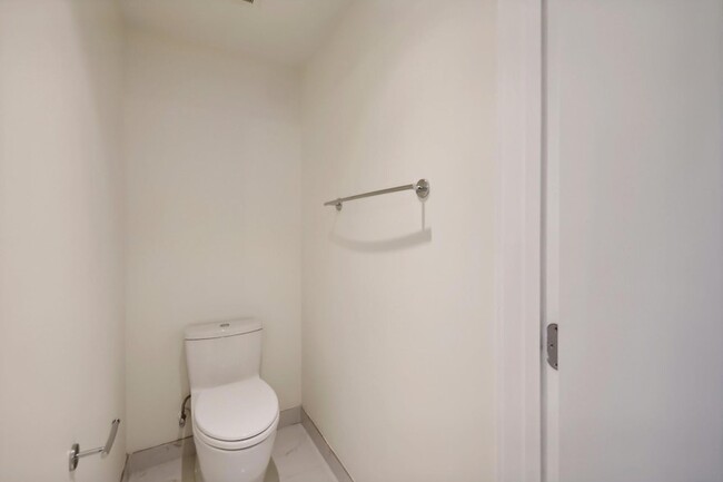 Building Photo - 16385 Biscayne Blvd
