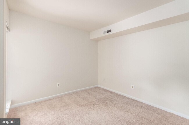 Building Photo - 5805 Royal Ridge Dr