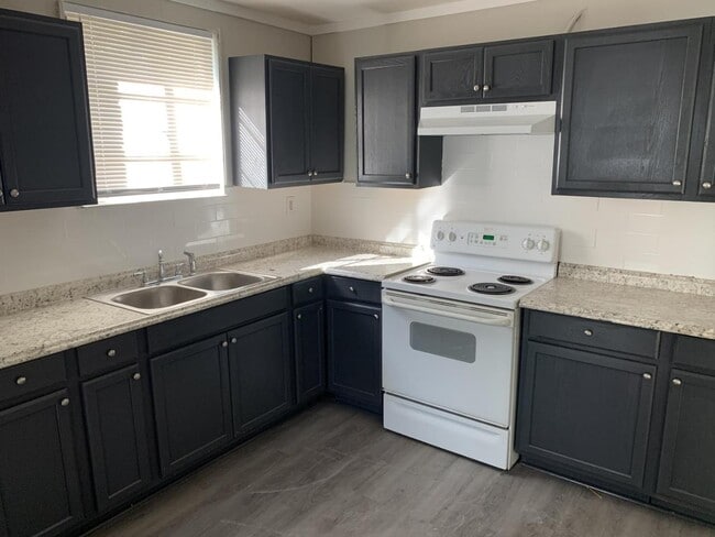 Building Photo - 3633 Mistletoe Ave
