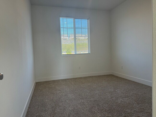 Building Photo - New Folsom home with solar!