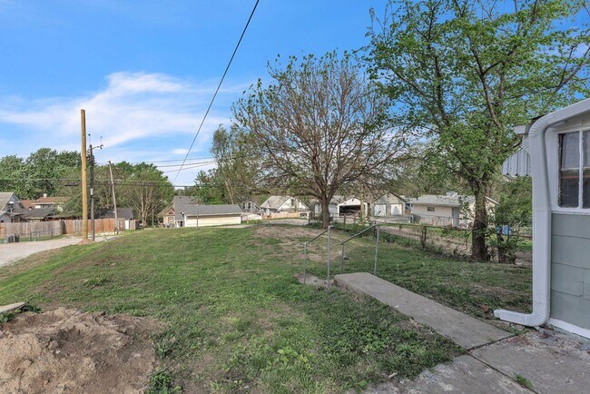 Building Photo - Bright & Updated 3-Bedroom Home Near Local Schools
