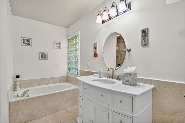 Building Photo - 1520 S Club Dr