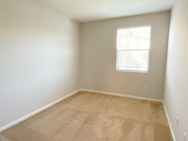 Building Photo - Month to month Rental ! Beautiful & Spacious End Unit Home in Shelbourne at Windemere! Top Rated ...