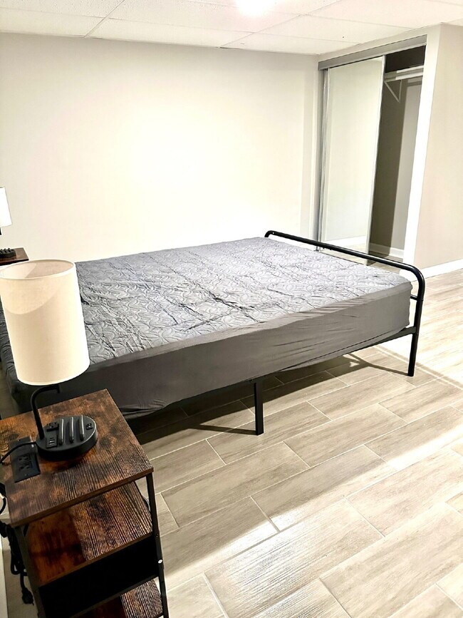 Building Photo - Move-In Ready Room Rental - PRIVATE BATH –...