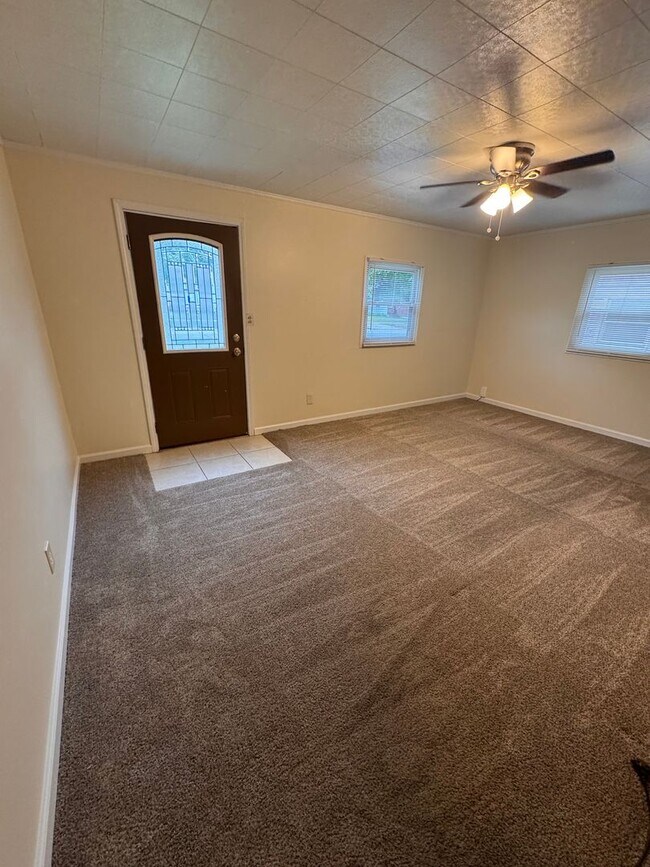 Building Photo - 3 Bedroom Home