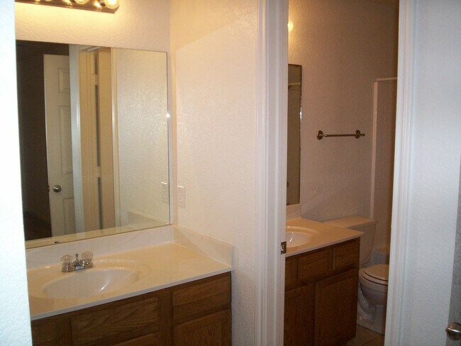 Building Photo - 2203 Botanical Dr