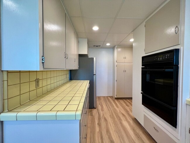 Building Photo - Large 3 Bedroom 2 Bath Home