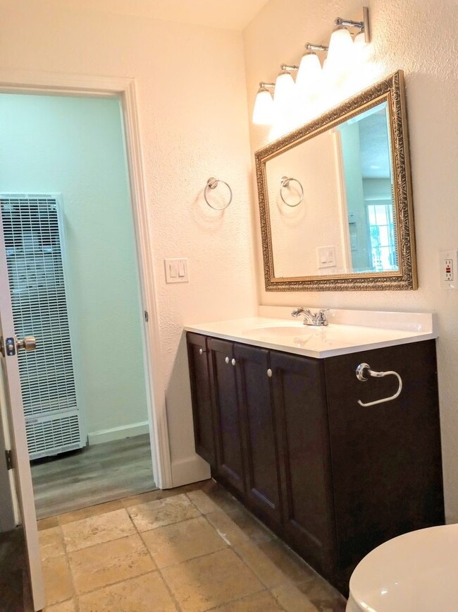 Building Photo - Recently Remodeled 3bd Single Story House Accepting Pets!