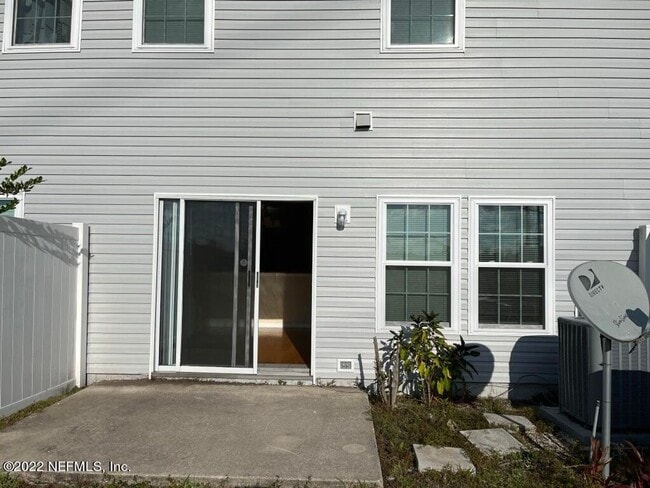 Building Photo - Beautiful Townhome in Biscayne Bay!