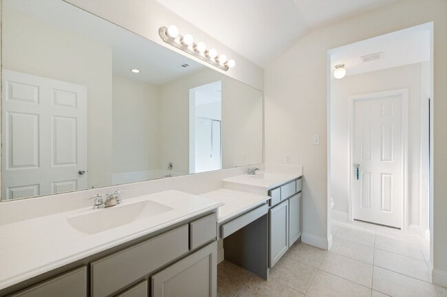 Building Photo - Beautiful Open-Concept Home with Large Backyard