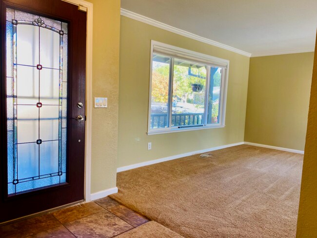 Building Photo - MOVE IN SPECIAL! ! Beautiful 3 bedroom 3 b...