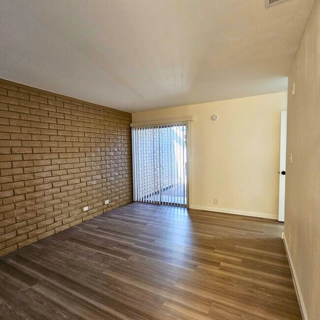 Building Photo - 3BR/2BA Townhome in NLV!