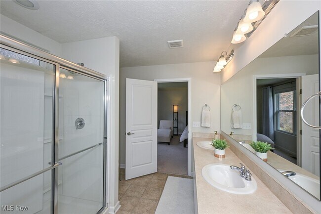 Building Photo - 4816 Lake View Dr