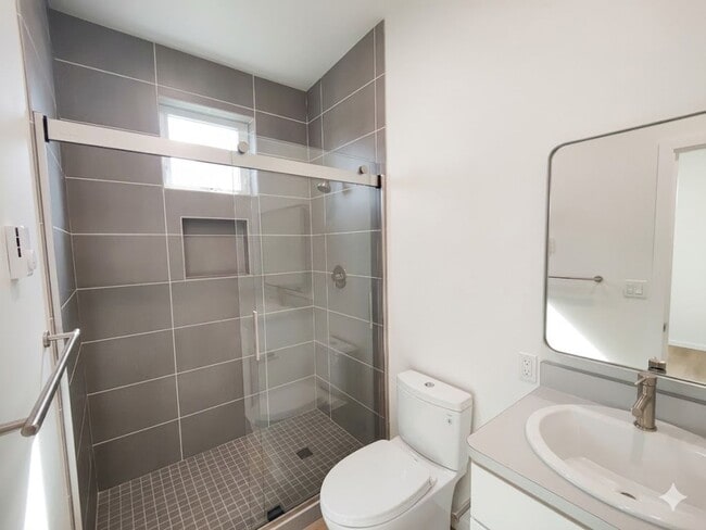 Building Photo - Fully Fenced Private Single-Level 2x2 Retreat in Bend with Bonus Office Nook!