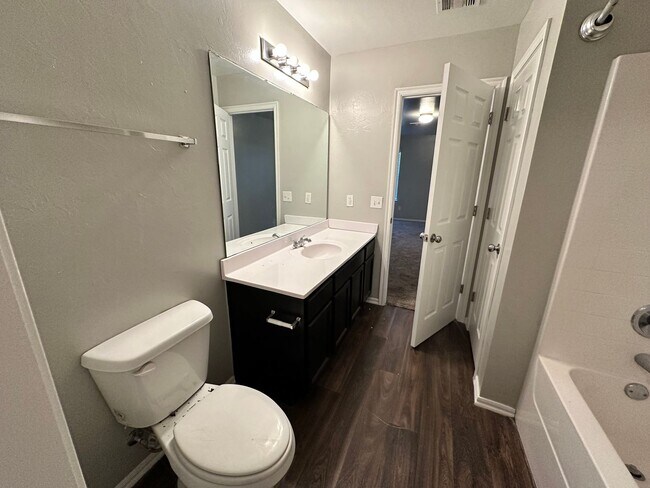 Building Photo - 3 bed 2 bath in Mustang- Move in Special!