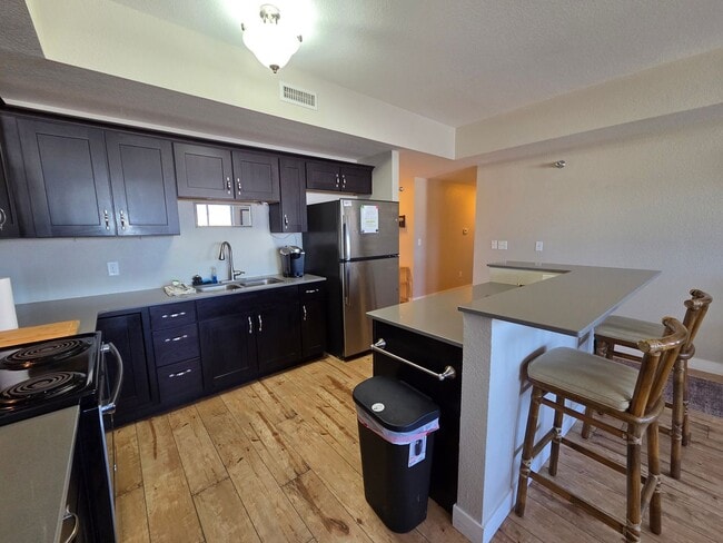 Building Photo - 221 E 5th St