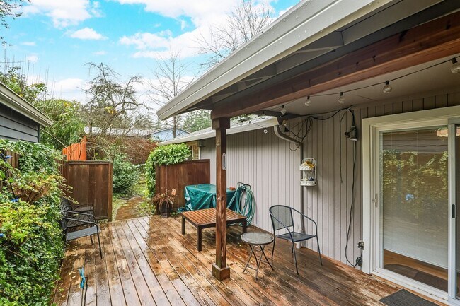 Building Photo - 3 Bedroom, 2 Bath House Near Portland Community College on Quiet Dead-end Street