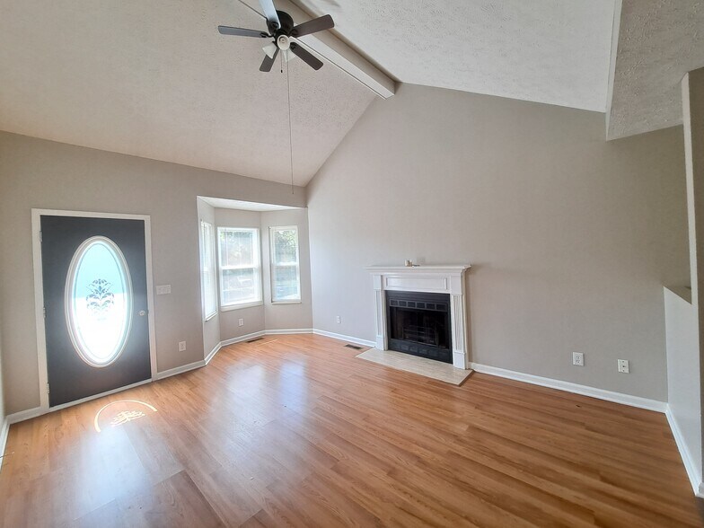 living room - 7641 Saundersville Rd