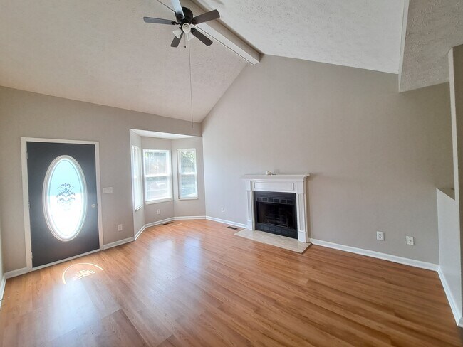 living room - 7641 Saundersville Rd