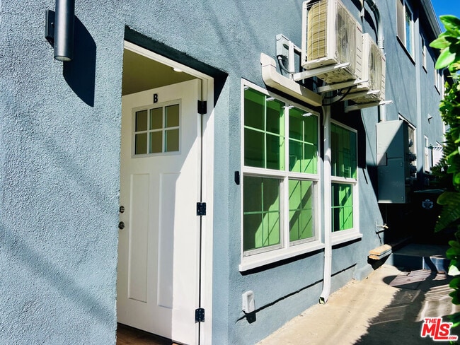 Building Photo - 938 W Glenoaks Blvd