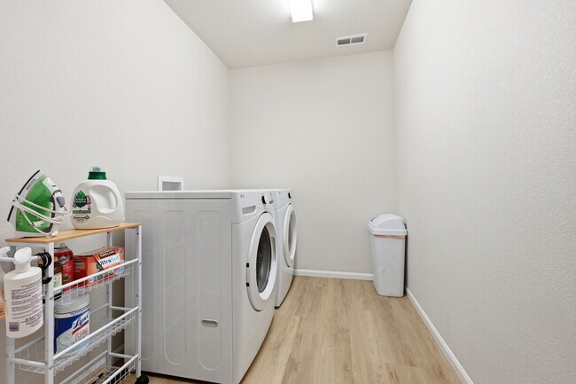 Building Photo - 5765 Mammoth Ln