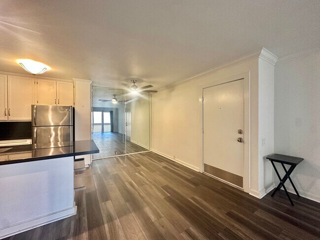Building Photo - Newly Renovated Pacific Beach Condo Pool S...
