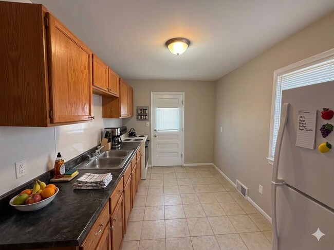 Building Photo - 12753 Georgiana Ave
