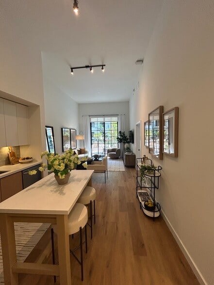 Building Photo - 1625 NE 124th St