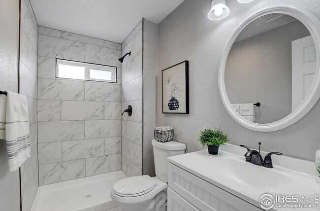 Building Photo - 4 Bedroom Single Family Home in Denver