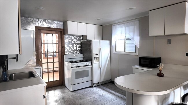 Building Photo - 3249 Barkley Ave