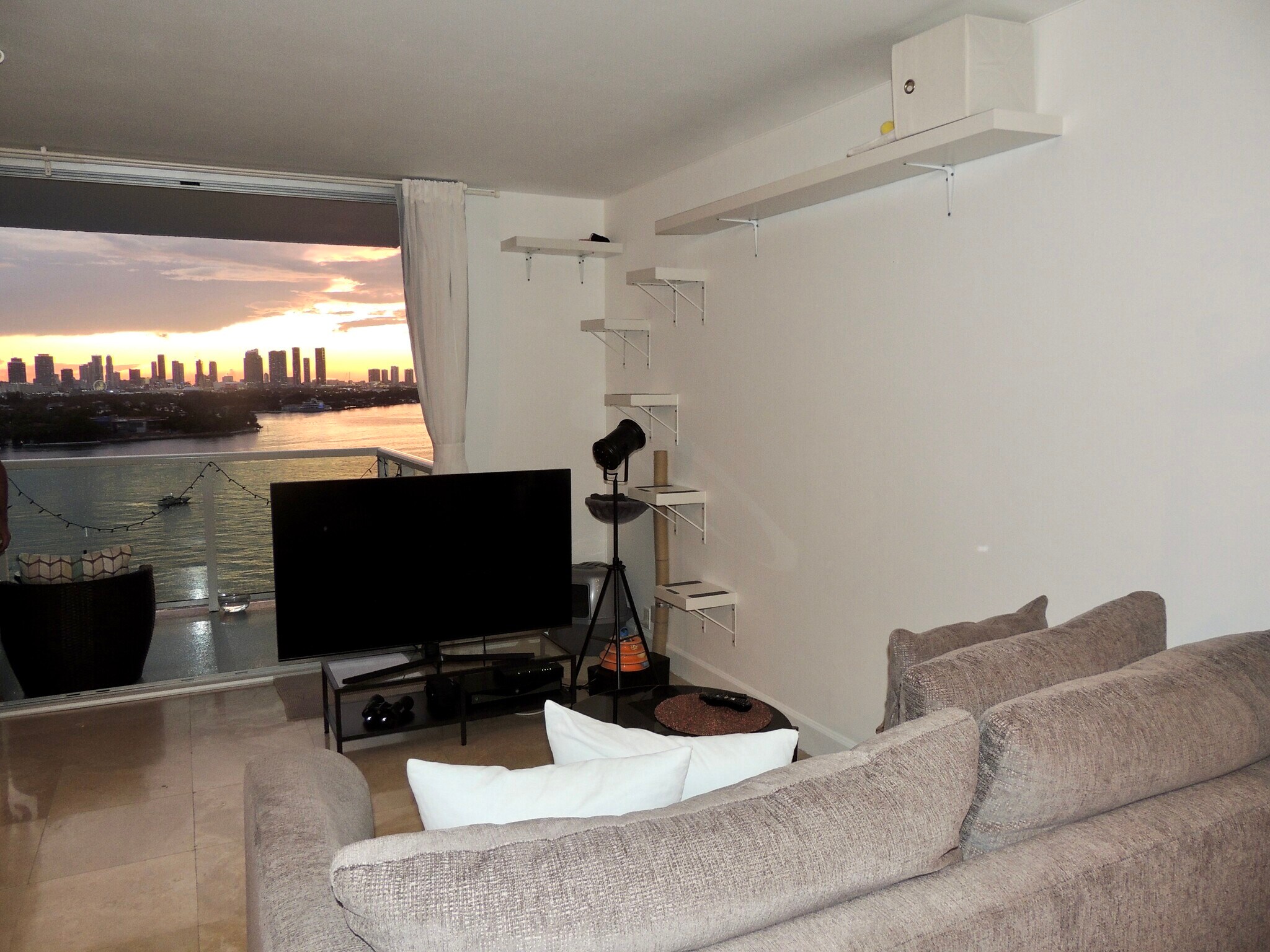 Living Room - 1000 West Ave