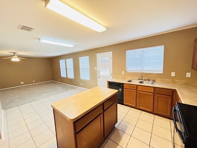 Building Photo - "Spacious 3-Bedroom Retreat with 2.5 Baths...