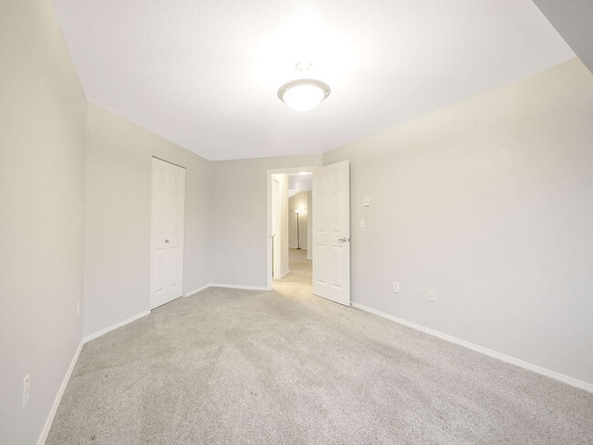 Building Photo - 2 Bed and 1 Bath Exceptional Condo is Avai...