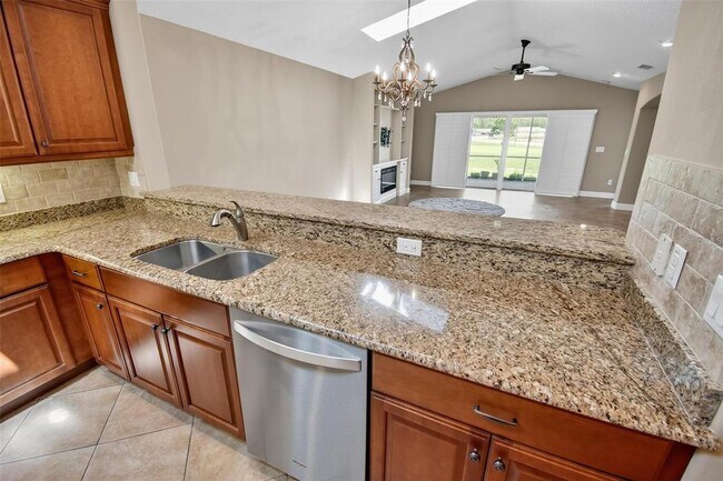Building Photo - 108 Golfview Ct