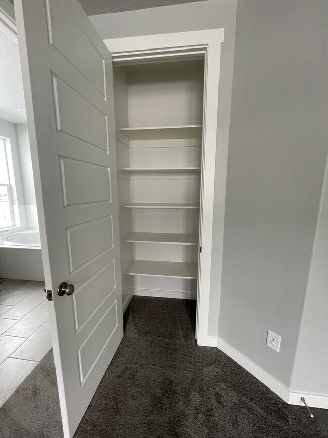 Building Photo - Fantastic GORGEOUS Home!