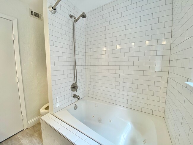 Building Photo - Recently Renovated 2 bed with Private Pati...