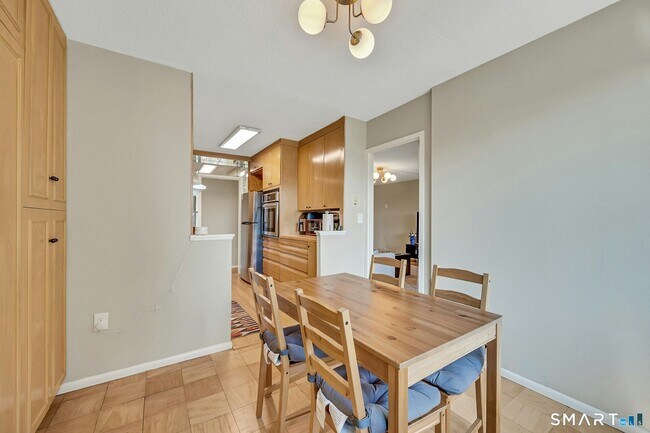 Building Photo - 44 Strawberry Hill Ave